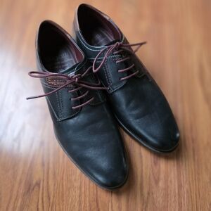 Bugatti Black Leather Derby Shoes with Burgundy Accents